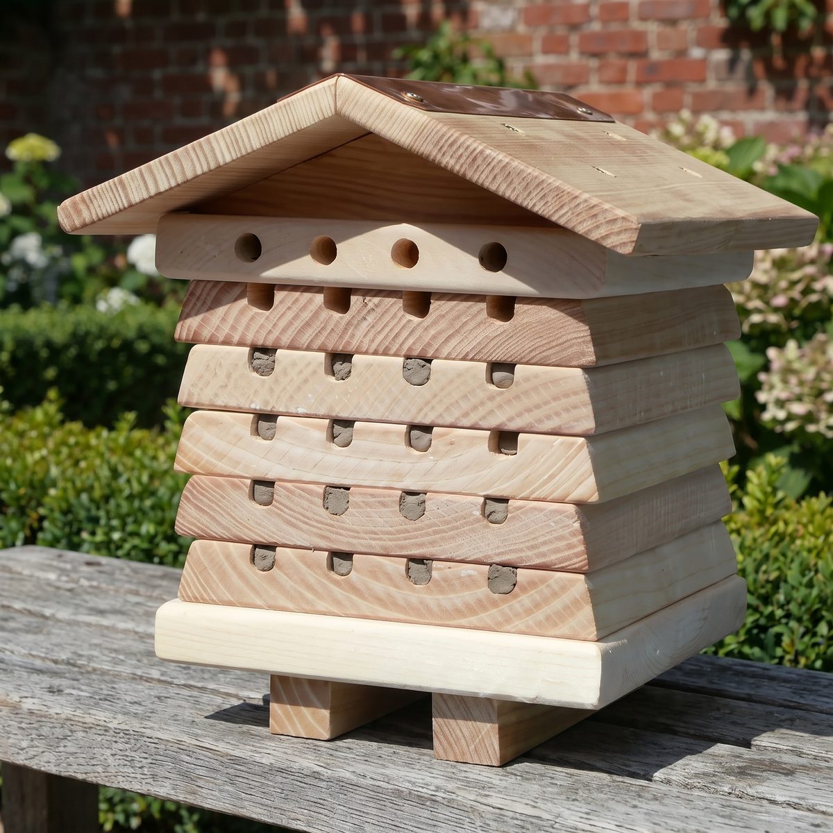 Blütenwächter auf einer Gartenbank, Kupfer-Firstblech in der Sonne