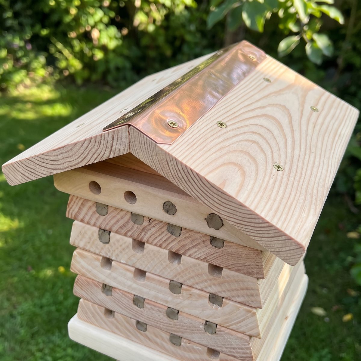 Satteldach aus Zedernplanken mit handgekantetem Kupfer-Firstblech