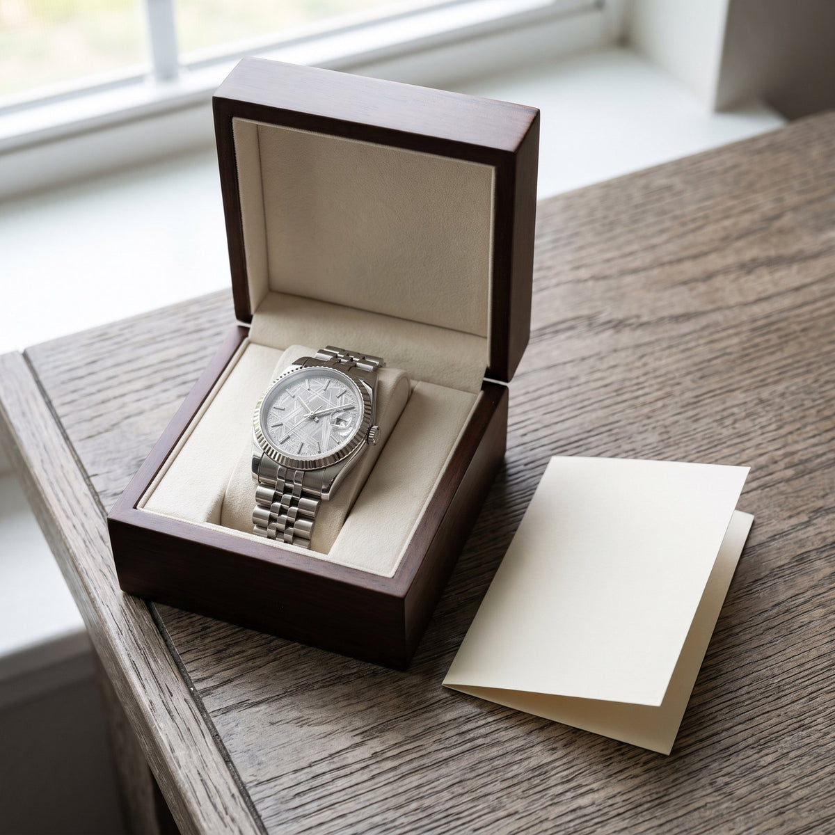 Meteoriten-Uhr in der geoeffneten Geschenkbox
